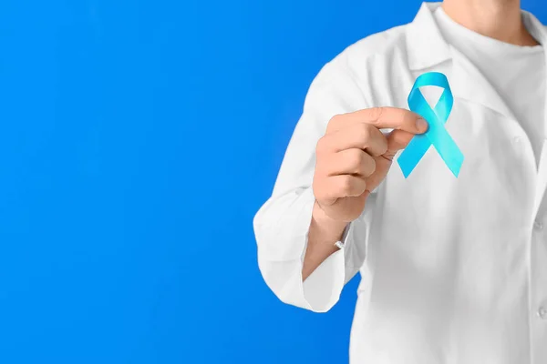 Doctor Con Cinta Azul Sobre Fondo Color Concepto Conciencia Diabetes —  Fotos de Stock