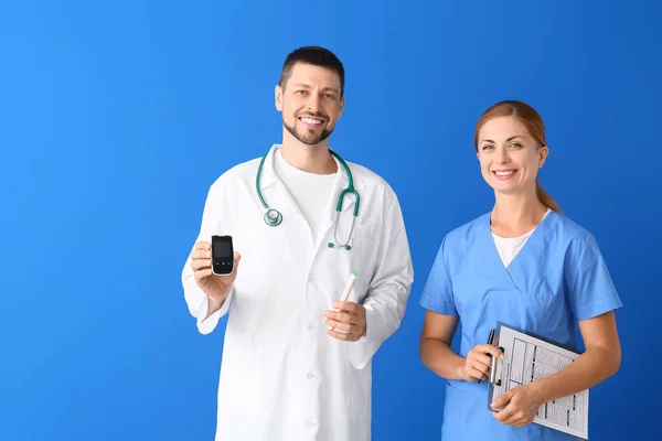 Médicos Com Glicosímetro Digital Sobre Fundo Cor Conceito Diabetes — Fotografia de Stock