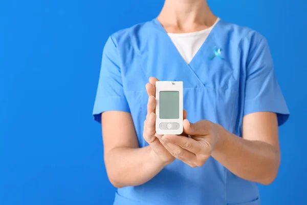 Läkare Med Digital Glukometer Färg Bakgrund Diabetesbegreppet — Stockfoto