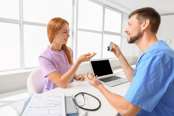 Mujer Diabética Que Visita Médico Clínica —  Fotos de Stock