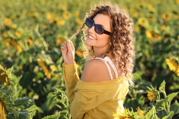 Beautiful Young Woman Sunflower Field — Stock Photo, Image