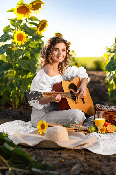 Beautiful Young Woman Playing Guitar Sunflower Field — Stock Photo, Image