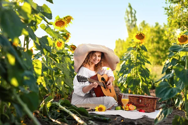 Ayçiçeği Tarlasında Gitar Çalan Güzel Genç Bir Kadın — Stok fotoğraf