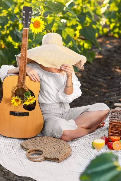 Mooie Jonge Vrouw Met Gitaar Zonnebloem Veld — Stockfoto