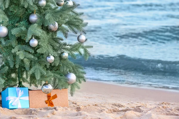 Versierde Dennenboom Het Strand Kerstvakantie Concept — Stockfoto