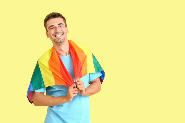 Jeune Homme Avec Drapeau Lgbt Sur Fond Couleur — Photo