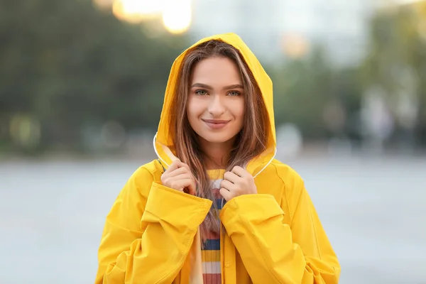 Hermosa Mujer Joven Con Impermeable Aire Libre — Foto de Stock