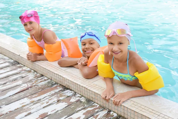 Lindos Niños Pequeños Piscina — Foto de Stock