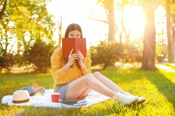 Mooie Jonge Vrouw Die Boek Leest Het Park — Stockfoto