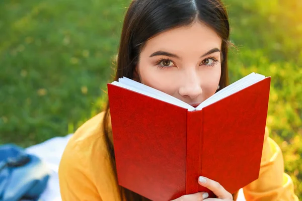 Vacker Ung Kvinna Läser Bok Parken — Stockfoto