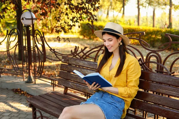 Bella Giovane Donna Che Legge Libro Nel Parco — Foto Stock