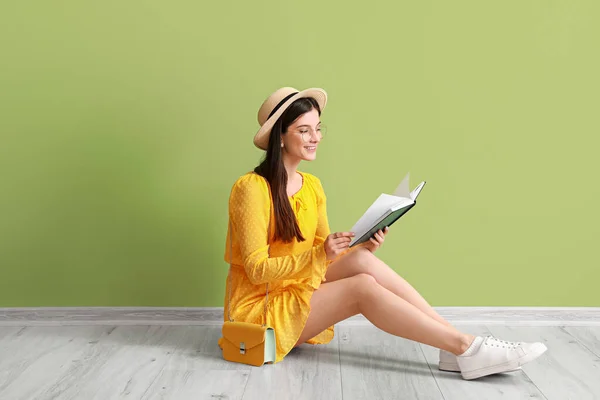 Hermosa Joven Leyendo Libro Cerca Pared Color —  Fotos de Stock