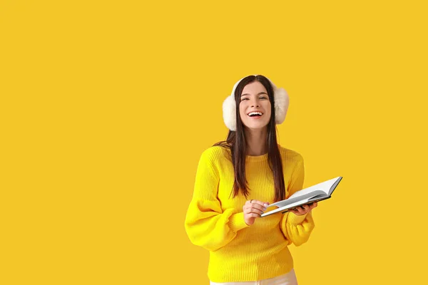 Hermosa Joven Con Libro Sobre Fondo Color — Foto de Stock