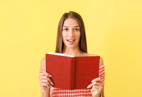 Schöne Junge Frau Mit Buch Auf Farbigem Hintergrund — Stockfoto
