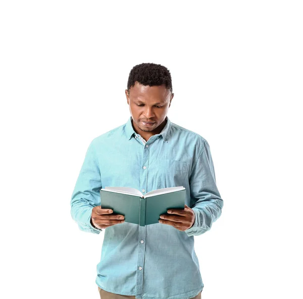 Hombre Afroamericano Leyendo Libro Sobre Fondo Blanco — Foto de Stock