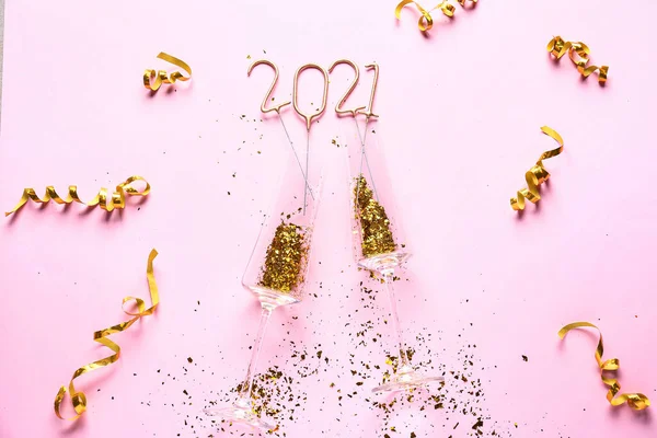 Renk Arkaplanındaki Güzel Yeni Yıl Kompozisyonu — Stok fotoğraf
