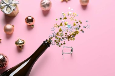 Renkli arkaplanda şampanya ile güzel bir yeni yıl kompozisyonu