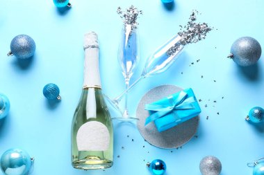 Renkli arkaplanda şampanya ile güzel bir yeni yıl kompozisyonu