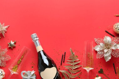 Renkli arkaplanda şampanya ile güzel bir yeni yıl kompozisyonu