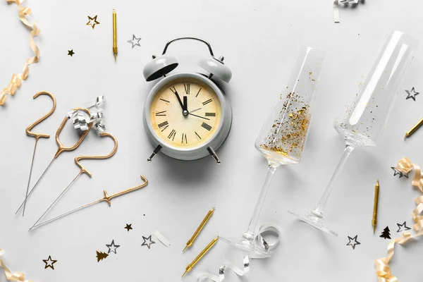 光の背景に目覚まし時計と美しい新年の組成 — ストック写真