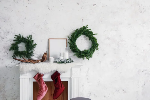 Lareira Com Meias Sala Estar Decorada Para Natal — Fotografia de Stock