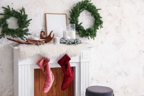 Chimenea Con Calcetines Sala Estar Decorada Para Navidad — Foto de Stock