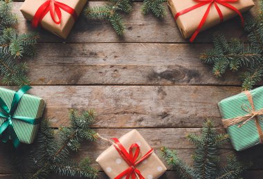 Ahşap arka planda güzel Noel hediyeleri