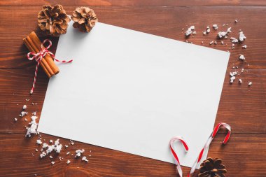 Ahşap arka planda boş kartı olan güzel Noel süsleri.