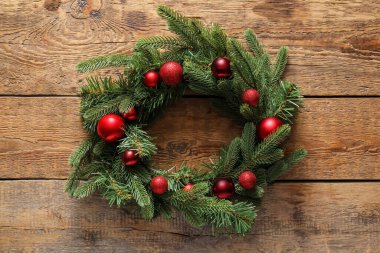 Ahşap arka planda güzel bir Noel çelengi