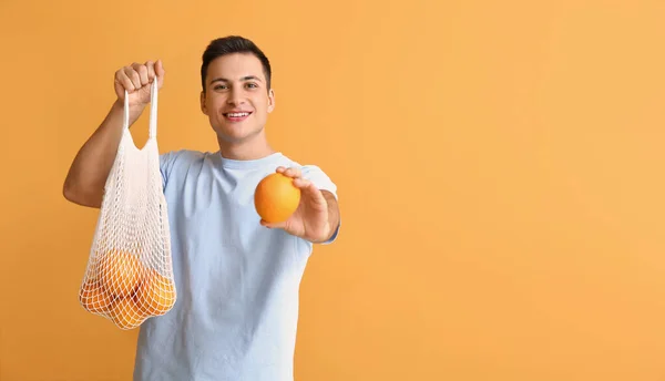 Knappe Man Met Rijpe Sinaasappels Kleur Achtergrond — Stockfoto