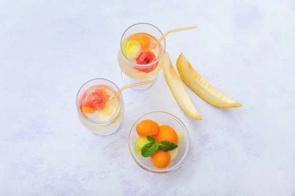 Leckere Melonenbällchen Mit Kaltem Cocktail Auf Weißem Hintergrund — Stockfoto