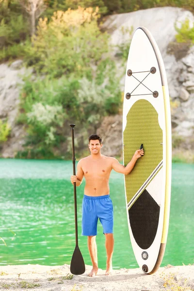 Junger Mann Mit Brett Und Paddel Zum Surfen Flussnähe — Stockfoto