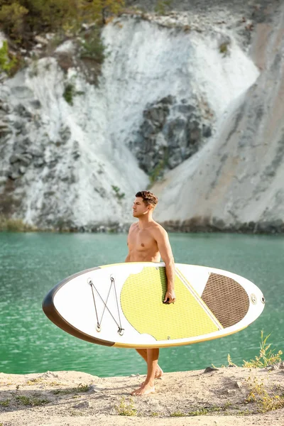 Jovem Com Prancha Para Sup Surf Perto Rio — Fotografia de Stock