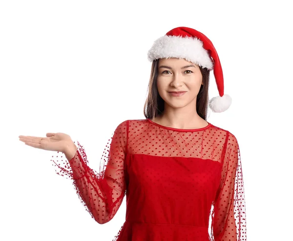 Vacker Ung Kvinna Santa Hatt Visar Något Vit Bakgrund — Stockfoto