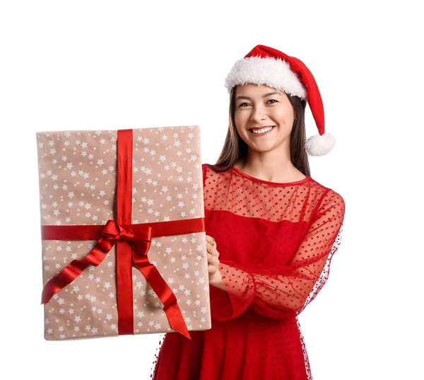 サンタの帽子の幸せな若い女性ととともにクリスマスギフト上の白い背景 — ストック写真