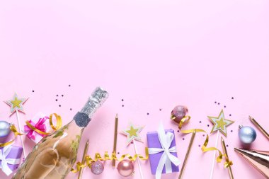 Yeni yıl kompozisyonu. Renkli bir şampanya şişesi.