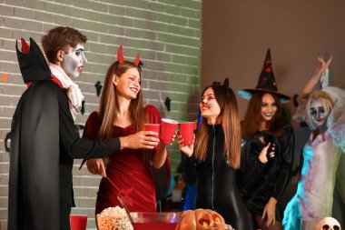 Cadılar bayramını kutlayan arkadaşlar.