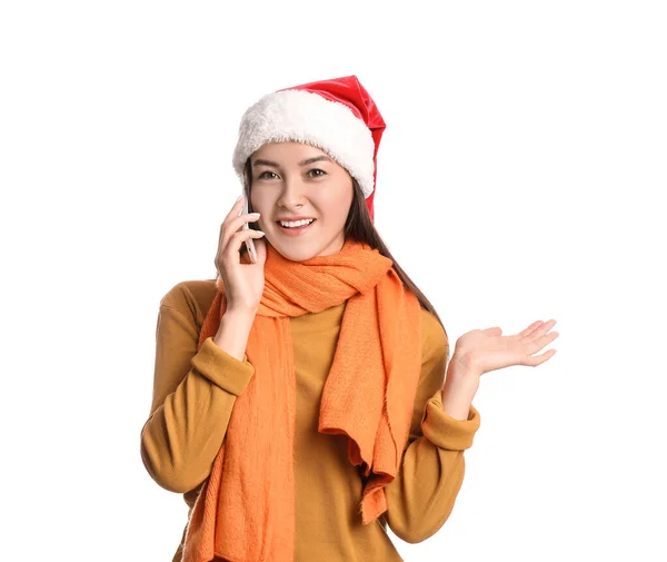 Szczęśliwa Młoda Kobieta Santa Kapelusz Mówi Przez Telefon Komórkowy Białym — Zdjęcie stockowe