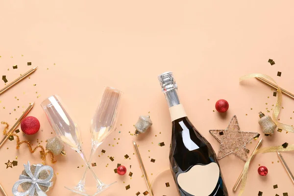 Composizione Capodanno Con Bottiglia Champagne Sfondo Colori — Foto Stock