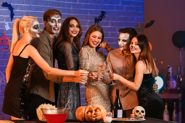 Amici Che Festeggiano Halloween Alla Festa — Foto Stock