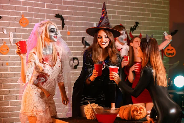 Freunde Feiern Auf Der Party Halloween — Stockfoto