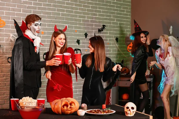 Barátok Ünneplik Halloween Partin — Stock Fotó