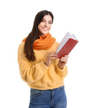 Beyaz arka plan kitabı olan güzel genç bir kadın.