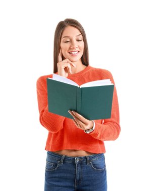 Beyaz arka plan kitabı olan güzel genç bir kadın.