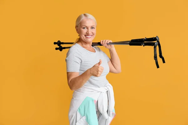 Donna Matura Con Bastoni Passeggio Sfondo Colore — Foto Stock