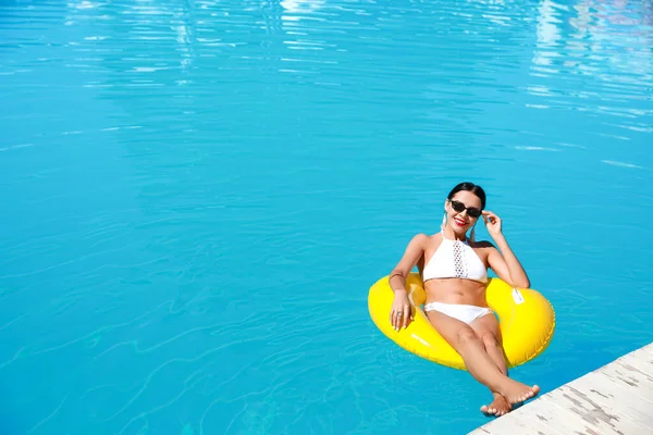 Beautiful Young Woman Relaxing Swimming Ring Pool — Stock Photo, Image