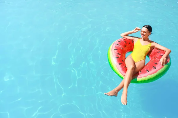 Hermosa Mujer Joven Relajándose Piscina Anillo Natación —  Fotos de Stock