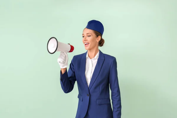 Schöne Stewardess Mit Megafon Auf Farbigem Hintergrund — Stockfoto