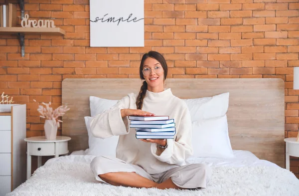 Hermosa Joven Leyendo Libro Casa — Foto de Stock