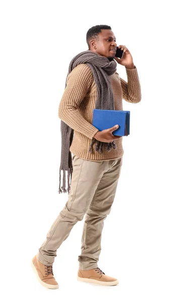 Homem Afro Americano Com Livros Falando Por Telefone Fundo Branco — Fotografia de Stock